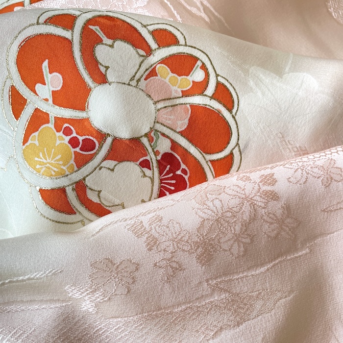 KIMONO HABILLÉ FLORAL EN SOIE ROSE 007-107 (M) KIMONO HABILLÉ FLORAL EN SOIE ROSE 007-107 (M)